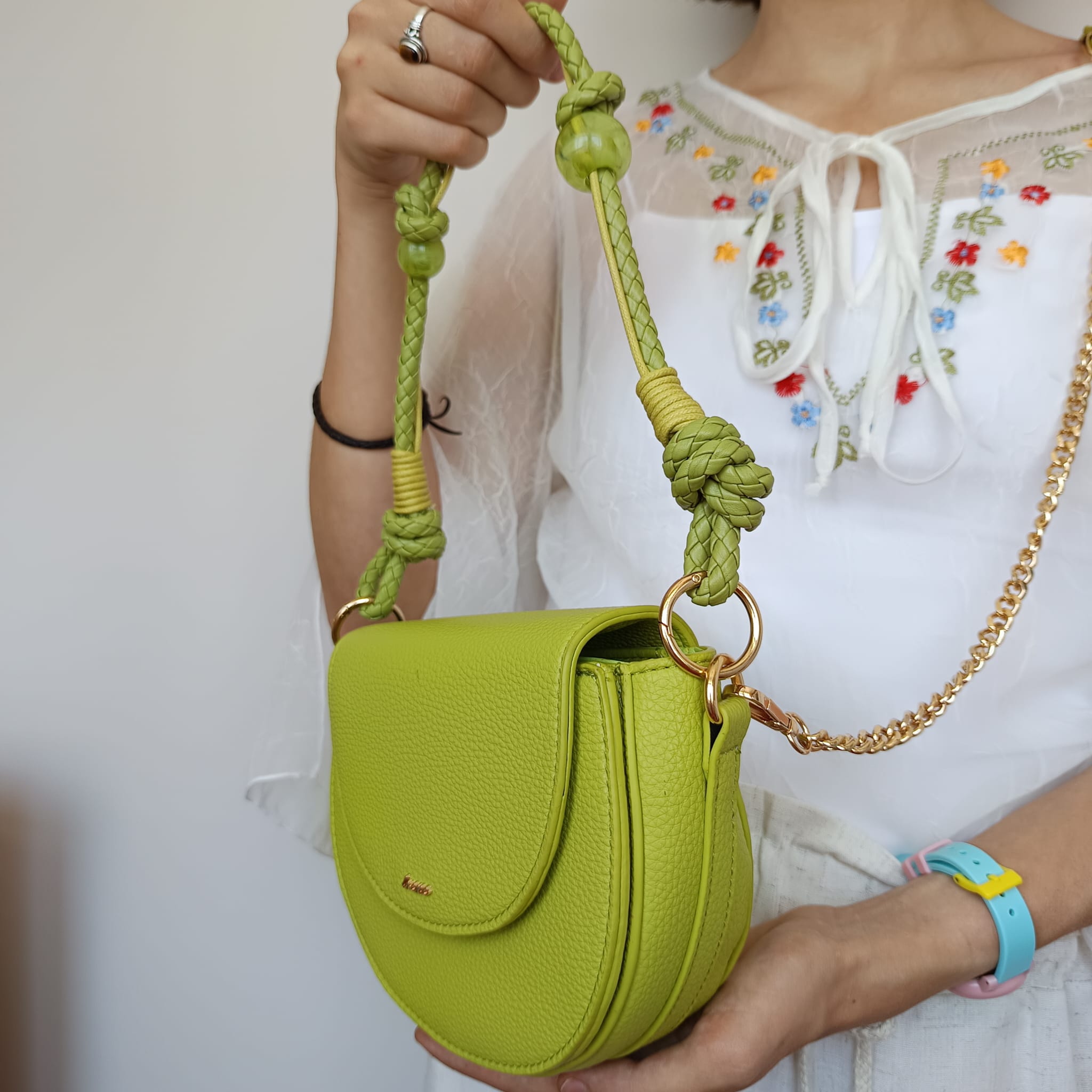 Bolso verde pistacho de cuero sintético con solapa - Imagen 5