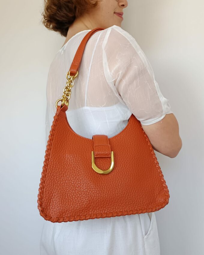 Bolso polipiel naranja ocre con asa de cadena dorada