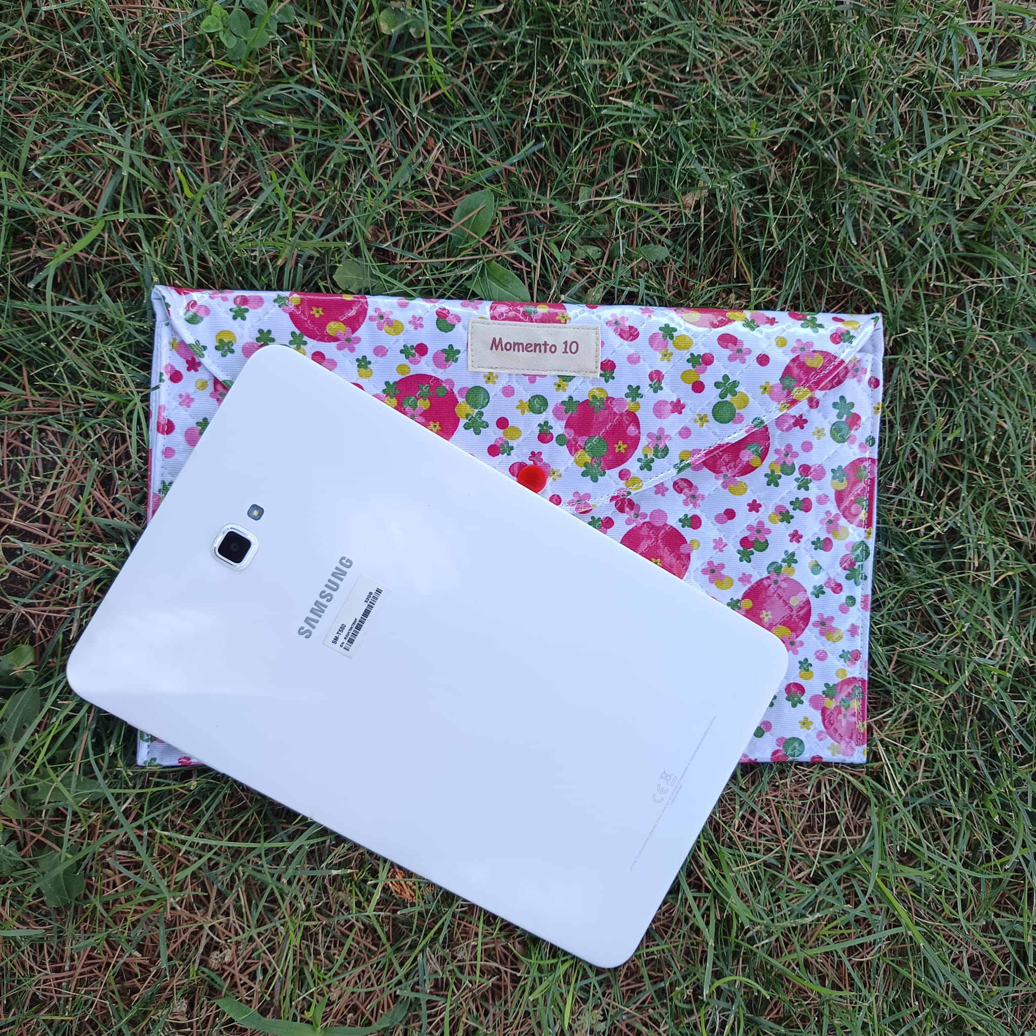 Funda para Tablet guateada y plastificada con estampado de flores rosa y verde. - Imagen 4