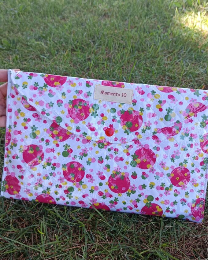 Funda para Tablet guateada y plastificada con estampado de flores rosa y verde.