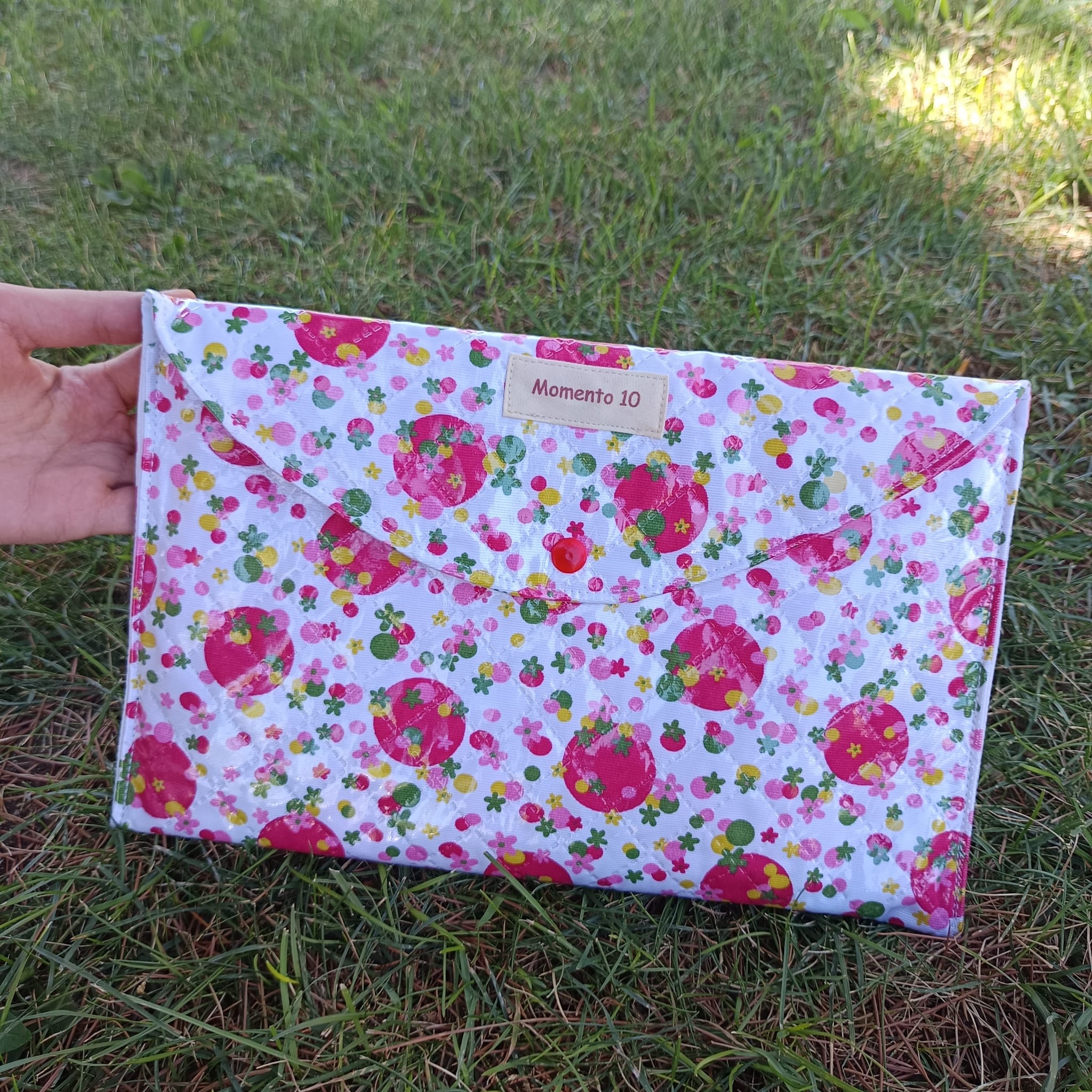 Funda para Tablet guateada y plastificada con estampado de flores rosa y verde.