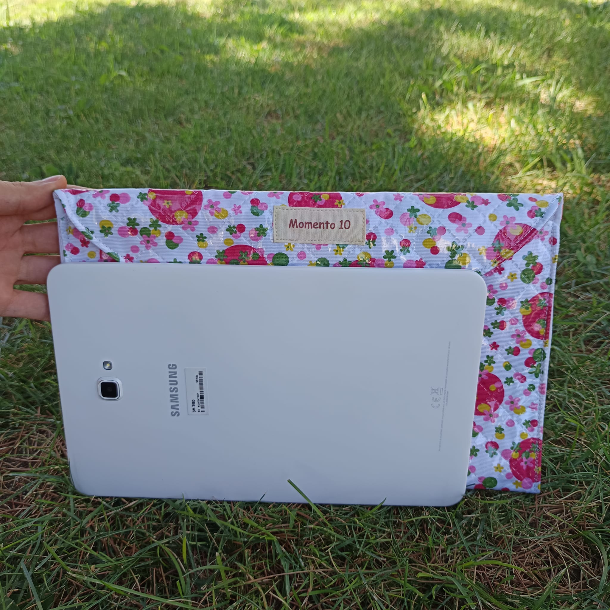 Funda para Tablet guateada y plastificada con estampado de flores rosa y verde. - Imagen 5