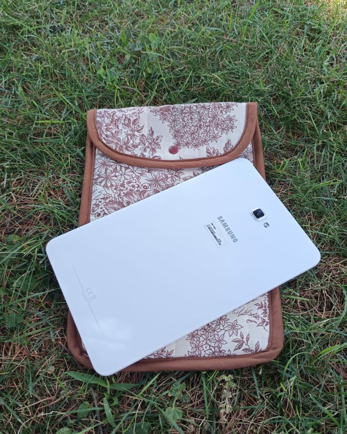 Funda para Tablet de tela guateada Toile de Jouy marrón y beige