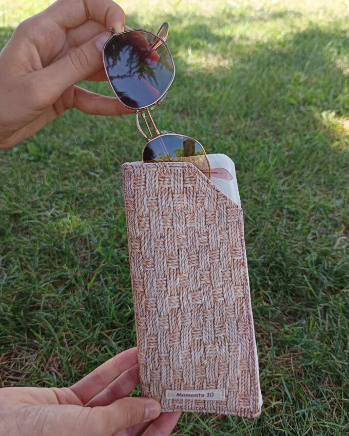 Funda de gafas de tela acolchada marrón claro