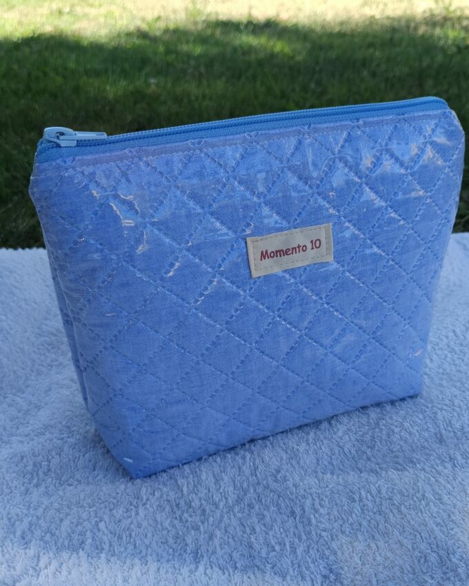 Neceser guateado impermeable azul claro con forro de corazones