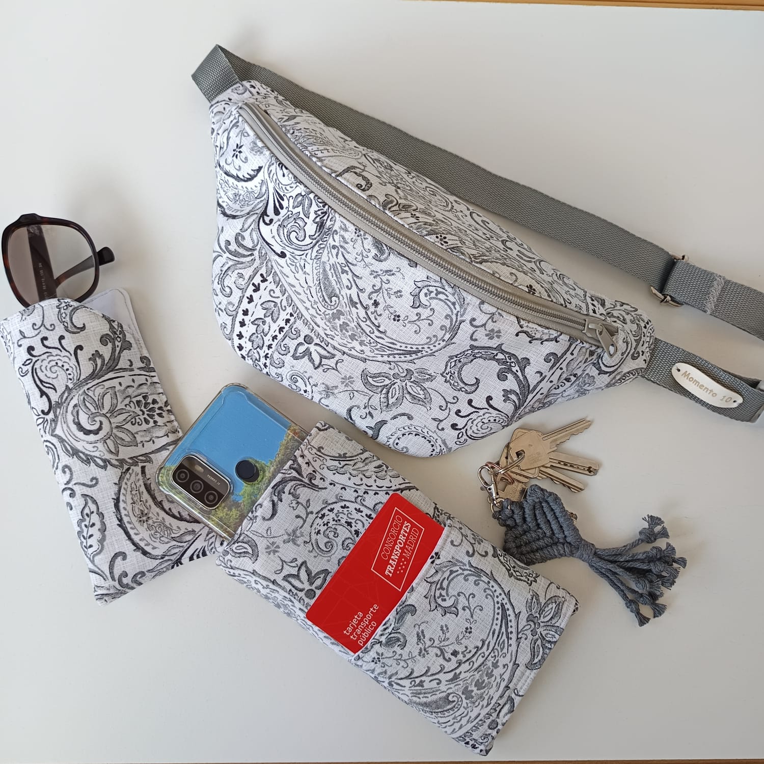 Pack de riñonera, funda de gafas y funda móvil gris - Imagen 3
