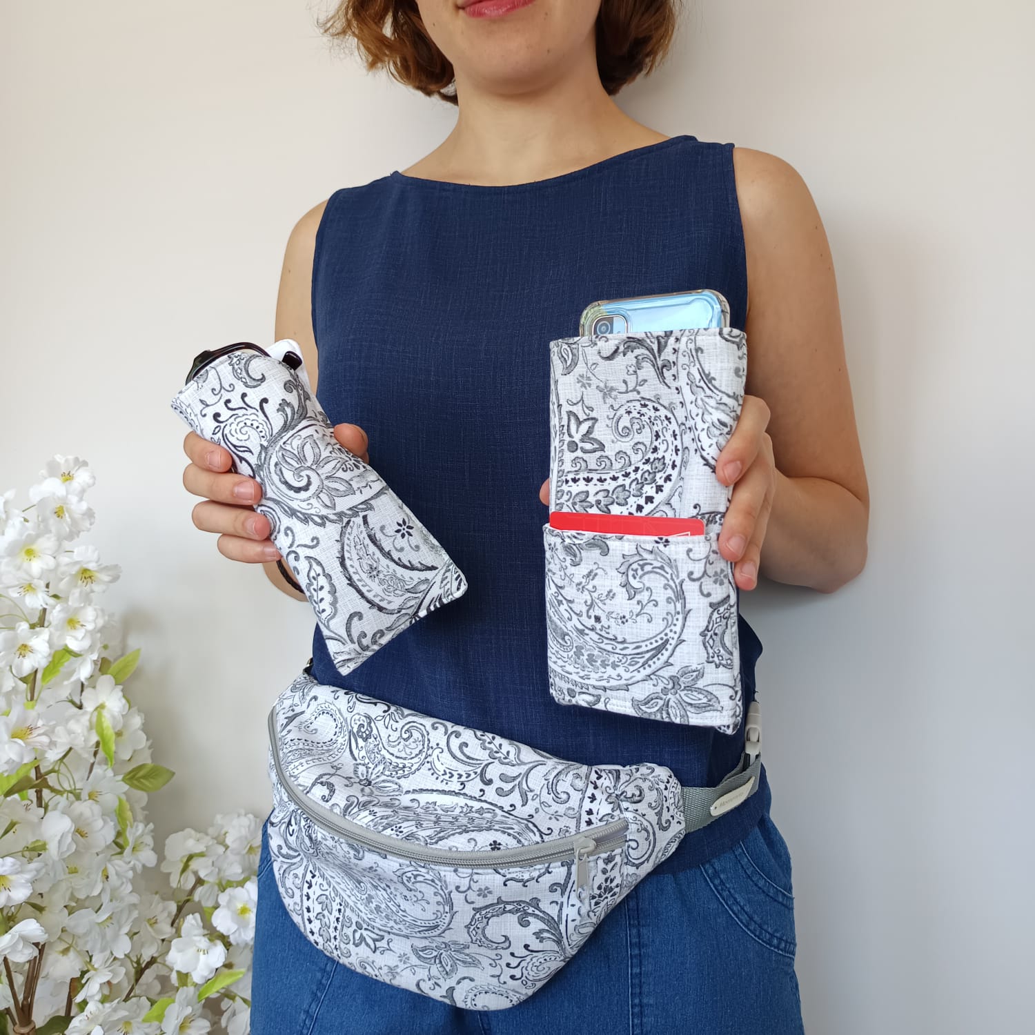 Pack de riñonera, funda de gafas y funda móvil gris