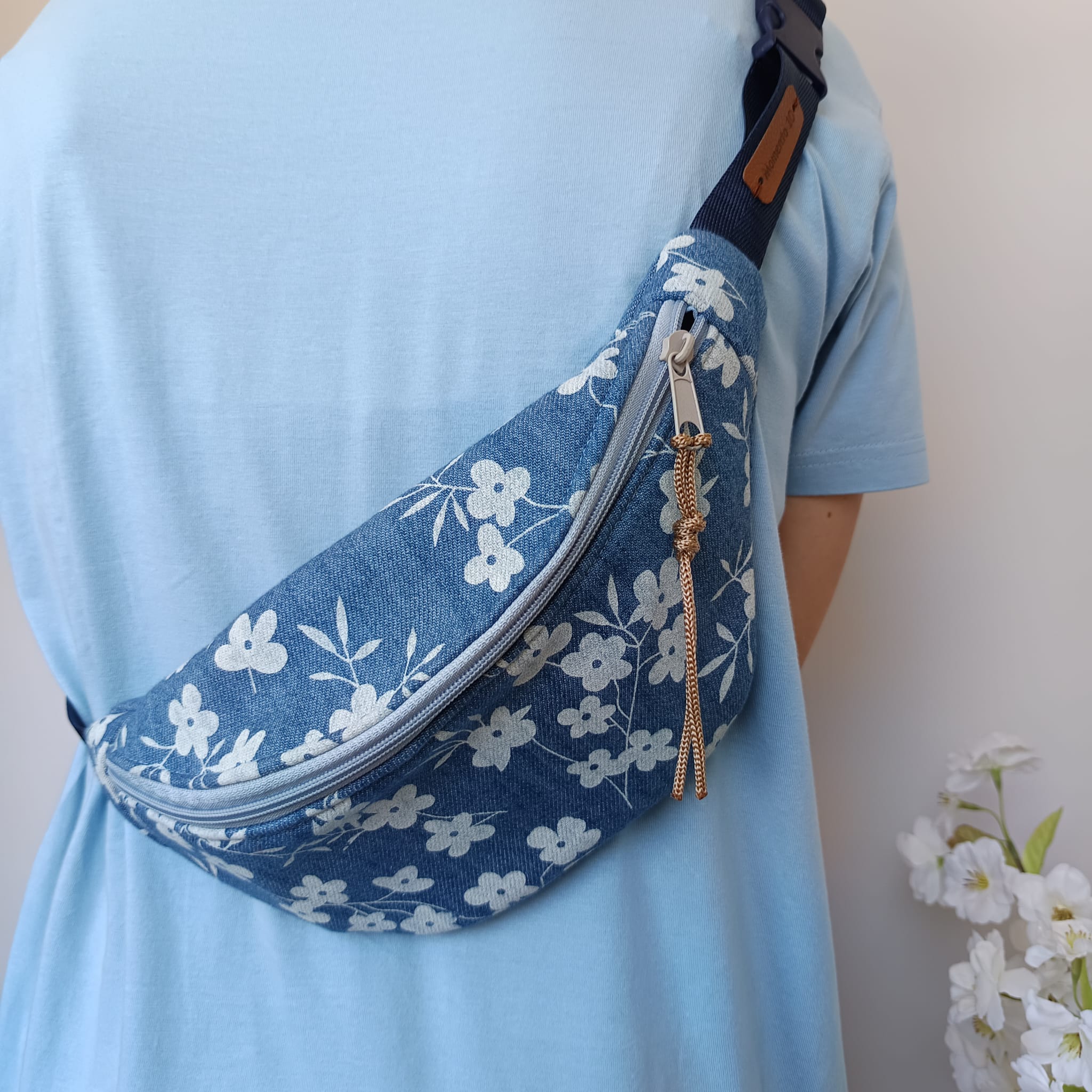 Riñonera de tela vaquera con estampado de flores y forro azul - Imagen 3