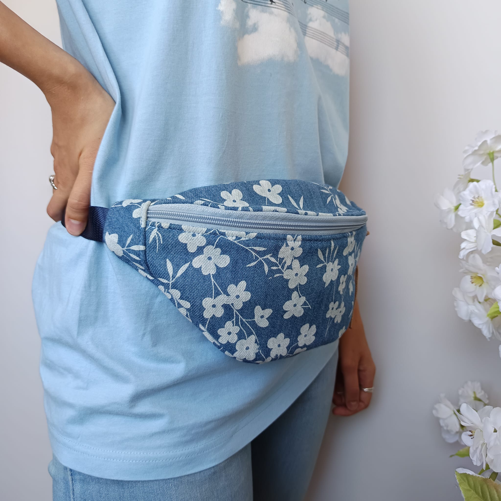 Riñonera de tela vaquera con estampado de flores y forro azul - Imagen 4