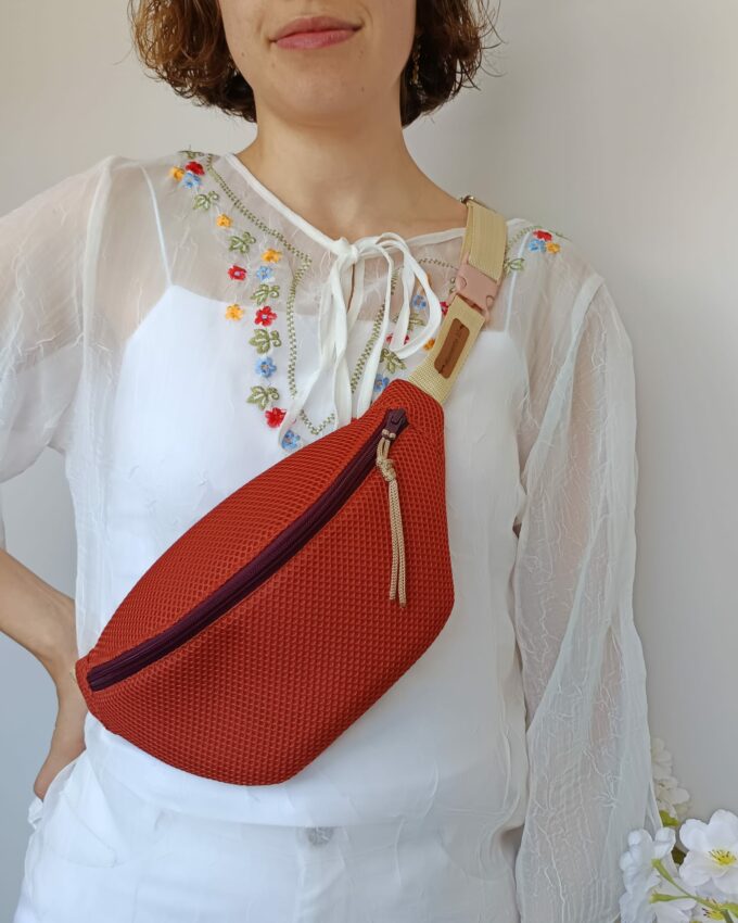 Riñonera Mesh 3D impermeable color teja con forro granate