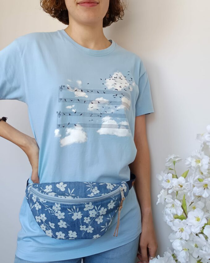 Riñonera de tela vaquera con estampado de flores y forro azul