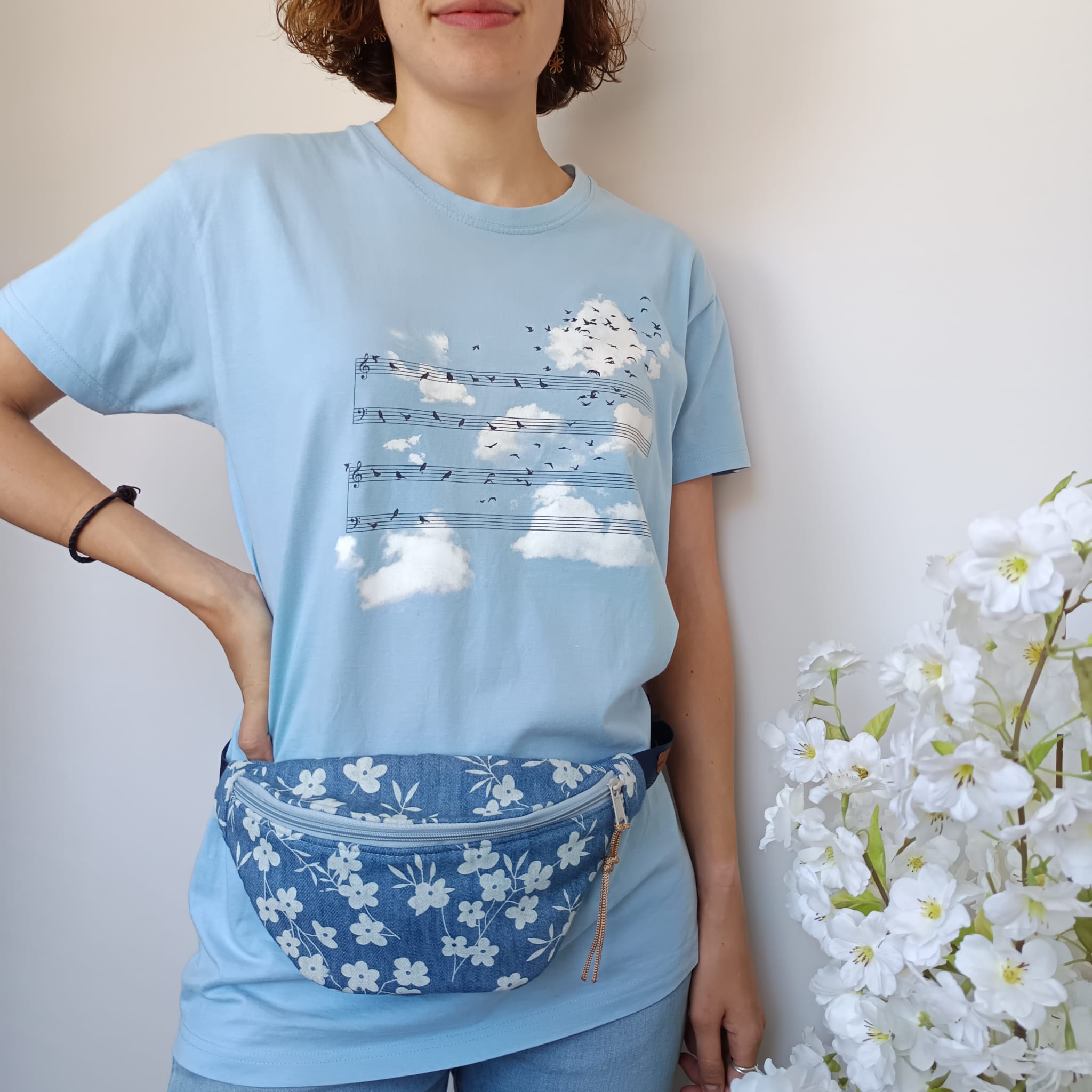 Riñonera de tela vaquera con estampado de flores y forro azul