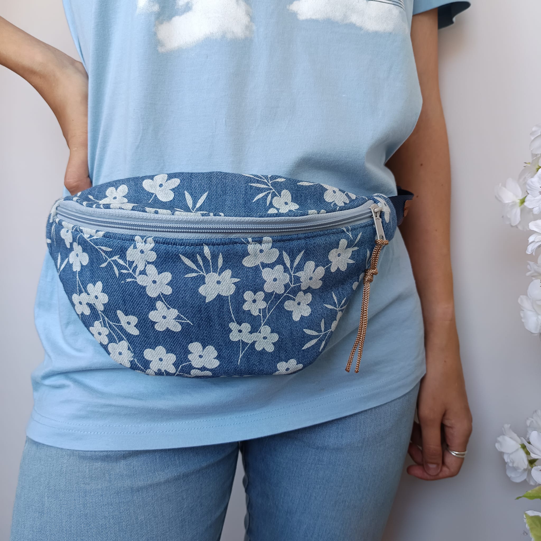 Riñonera de tela vaquera con estampado de flores y forro azul - Imagen 5