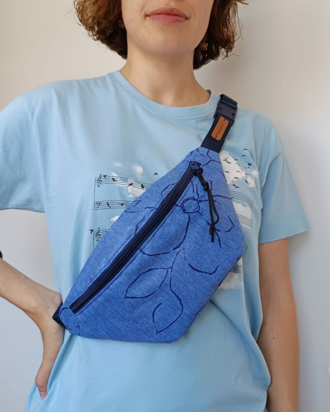 Riñonera de tela impermeable azul con forro estampado de flores