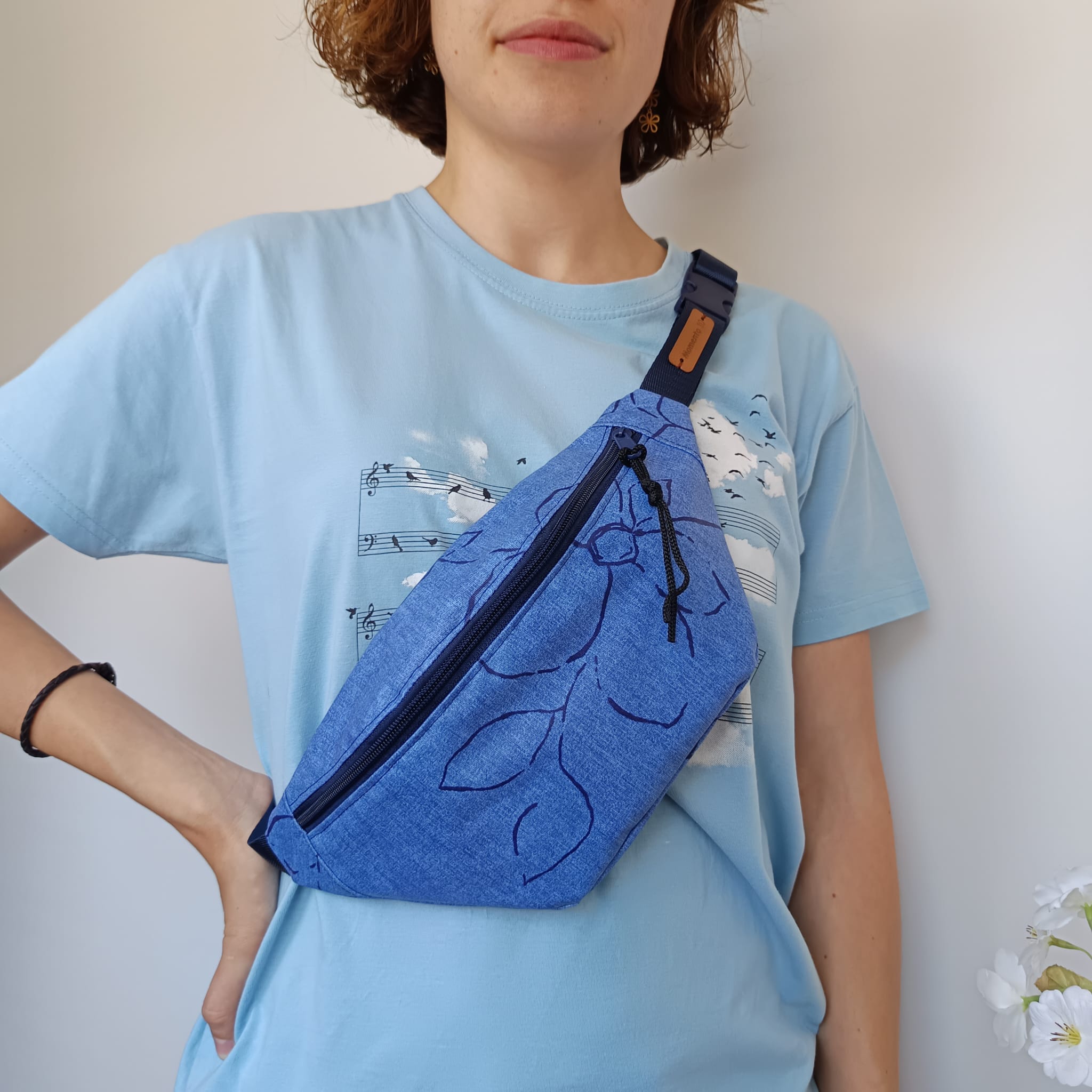 Riñonera de tela impermeable azul con forro estampado de flores
