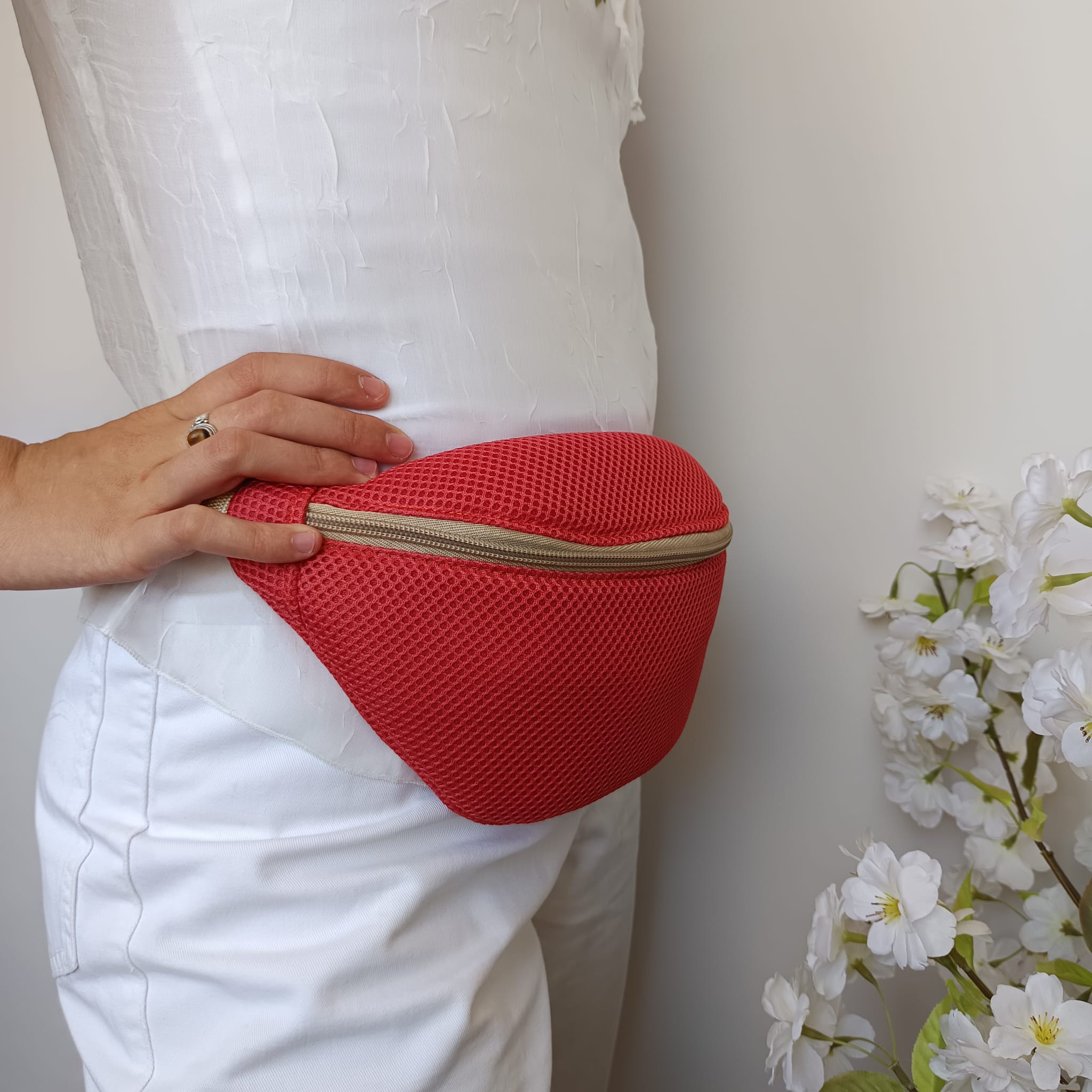 Riñonera Mesh 3D impermeable frambuesa con forro de flores - Imagen 4
