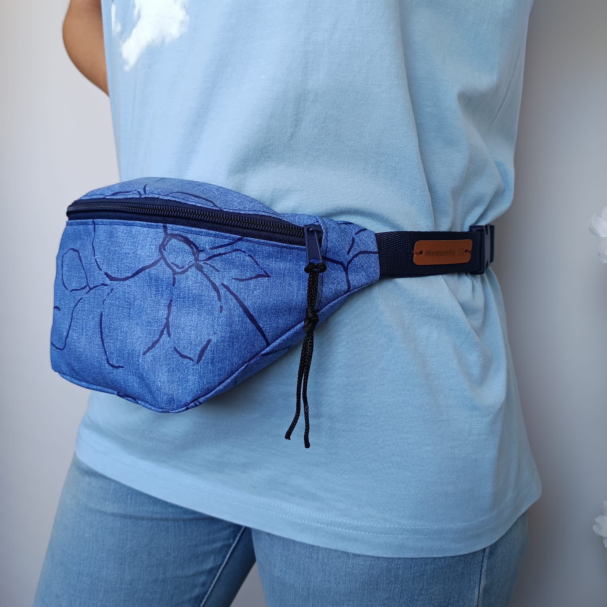 Riñonera de tela impermeable azul con forro estampado de flores - Imagen 4