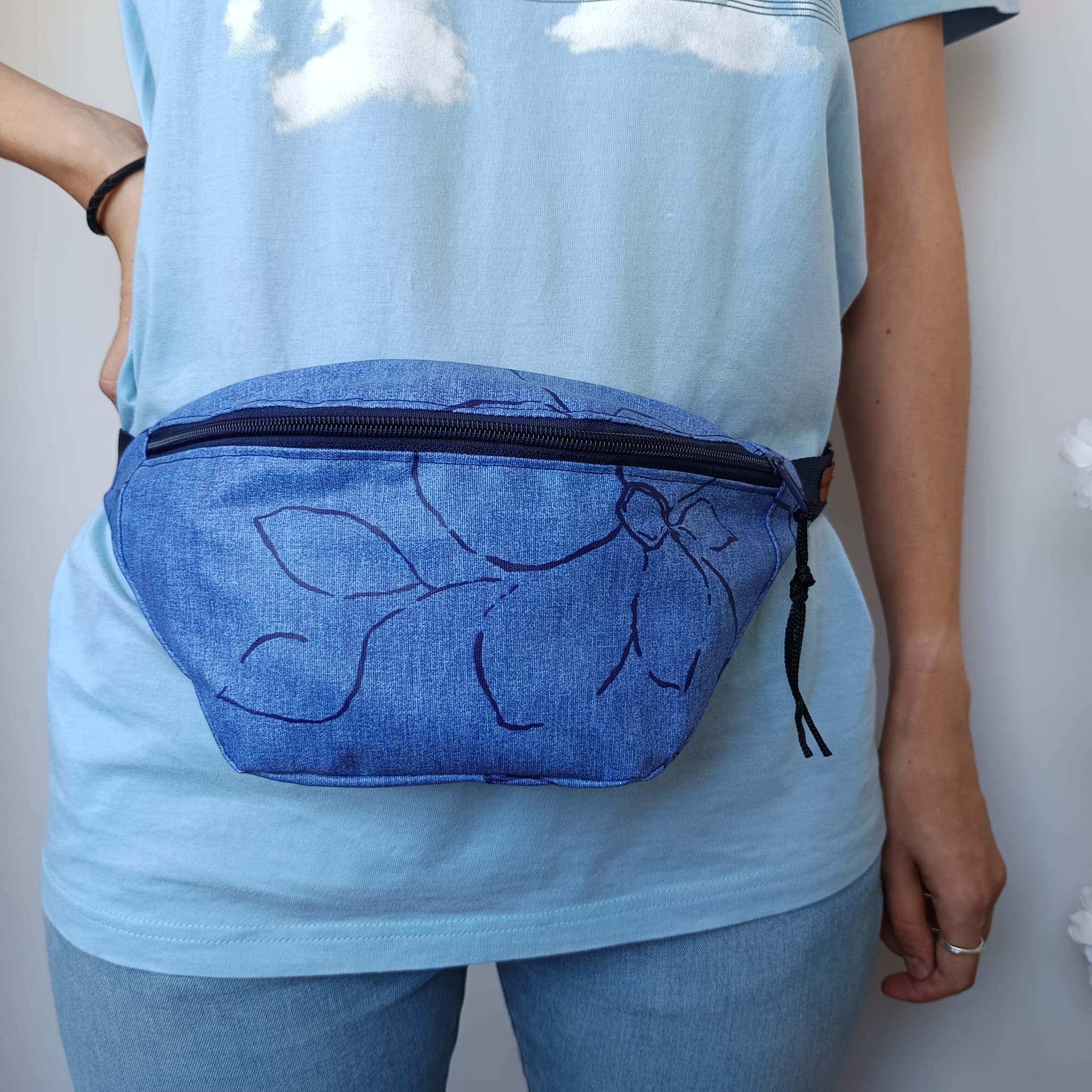 Riñonera de tela impermeable azul con forro estampado de flores - Imagen 3