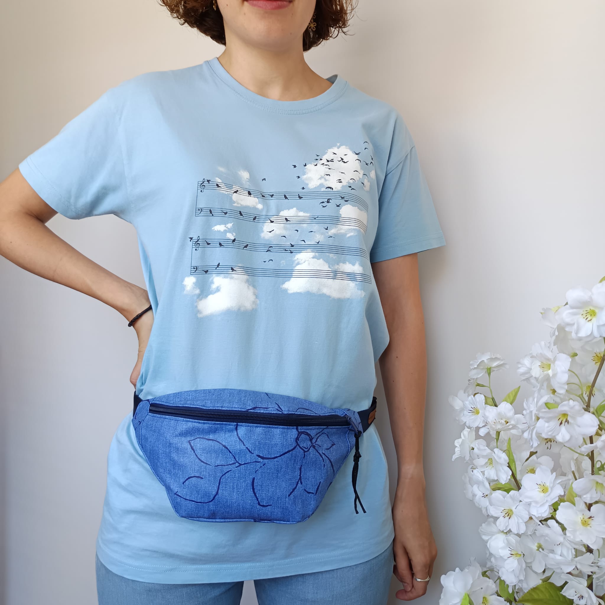 Riñonera de tela impermeable azul con forro estampado de flores - Imagen 5