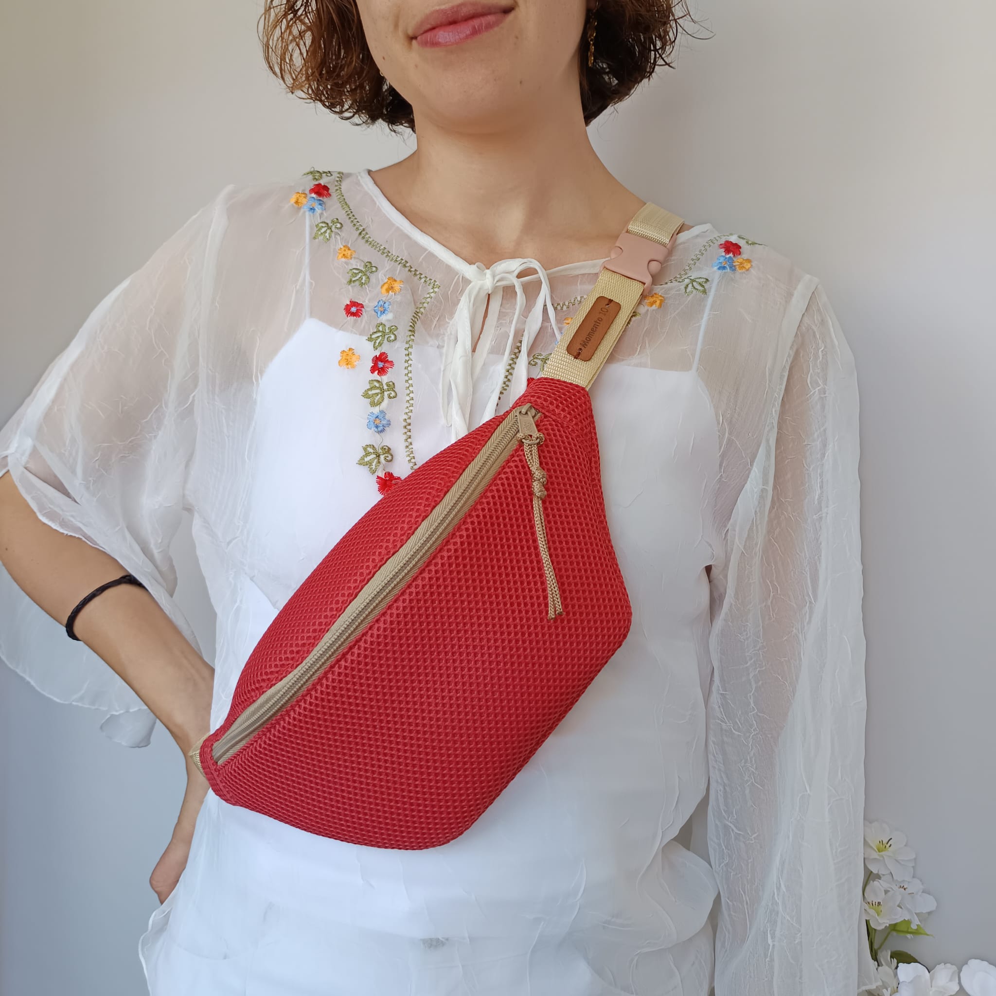 Riñonera Mesh 3D impermeable frambuesa con forro de flores - Imagen 5