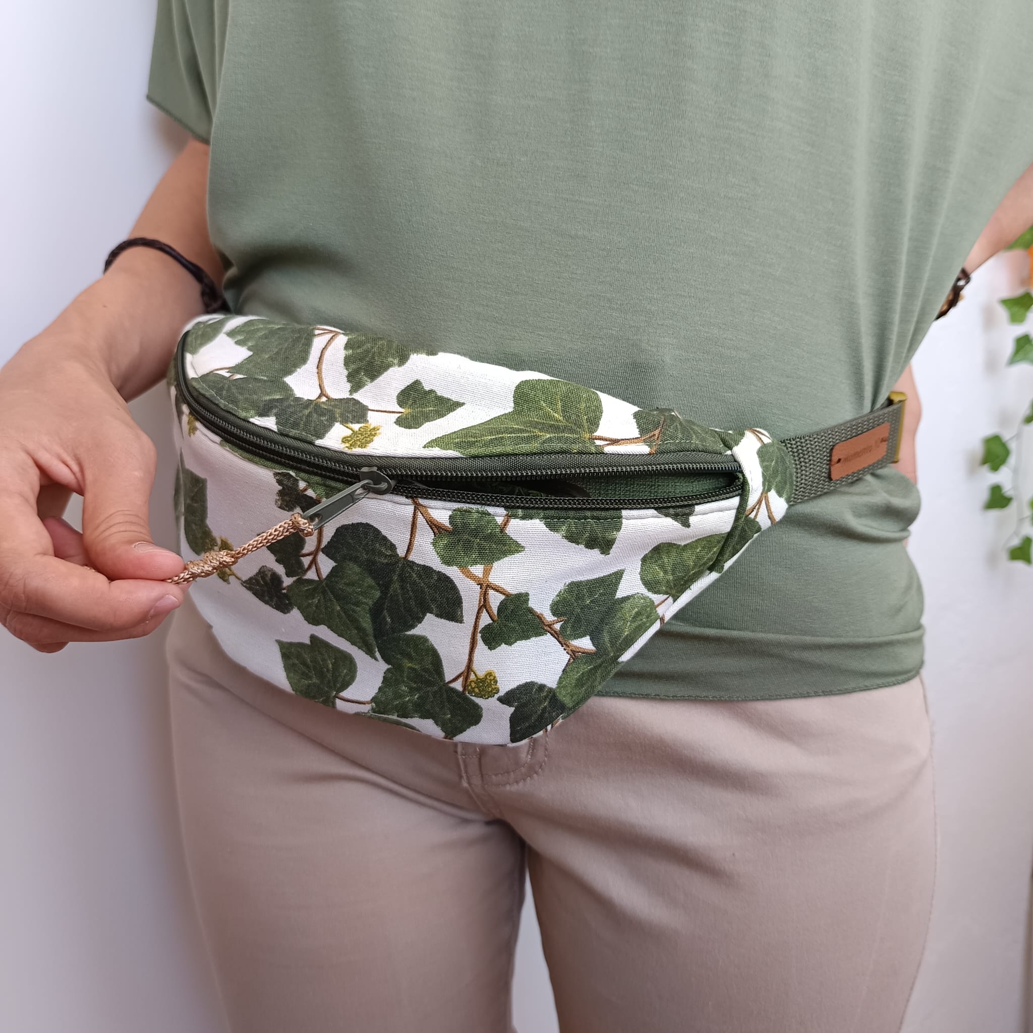 Riñonera de tela verde con estampado de hojas de hiedra - Imagen 4