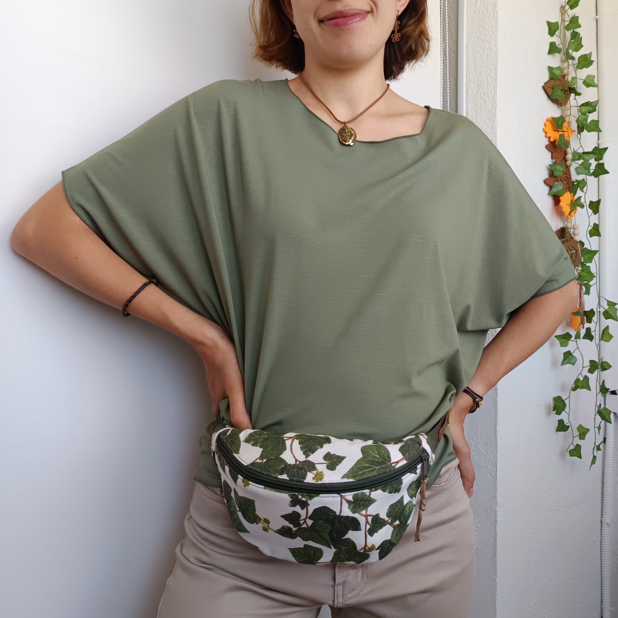 Riñonera de tela verde con estampado de hojas de hiedra - Imagen 3
