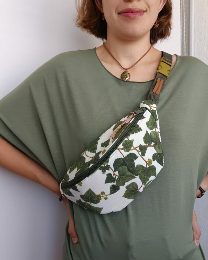 Riñonera de tela verde con estampado de hojas de hiedra