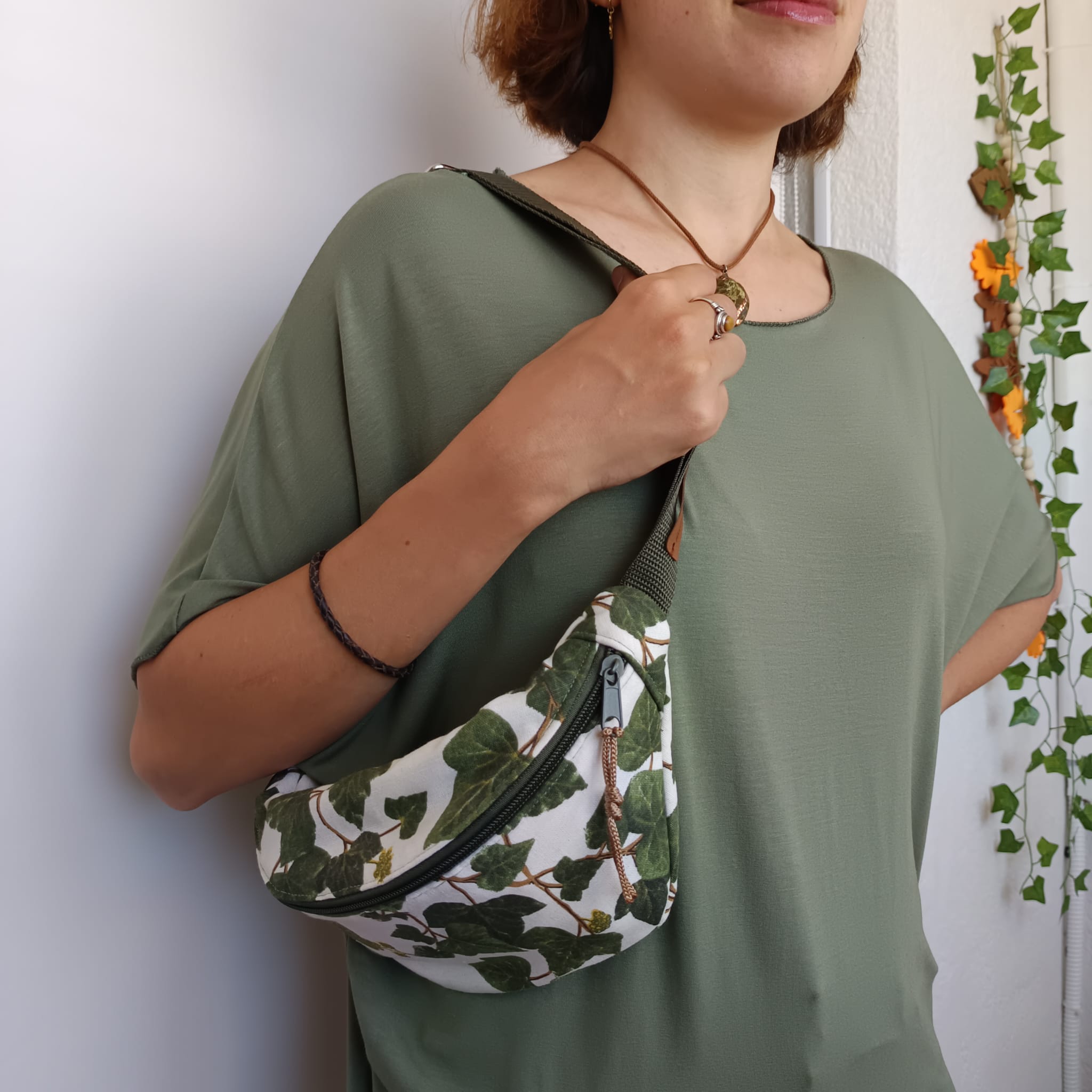 Riñonera de tela verde con estampado de hojas de hiedra - Imagen 5