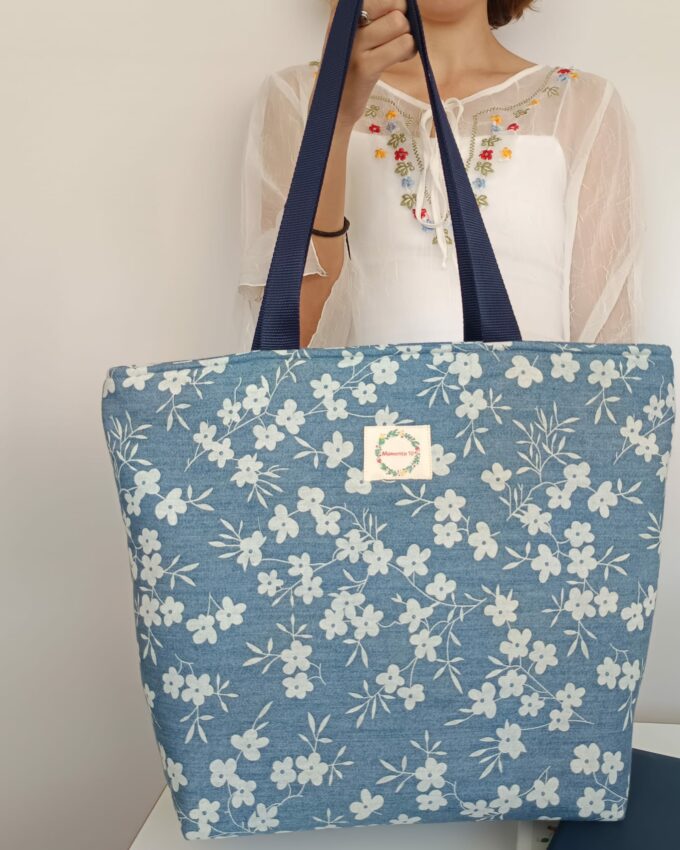 Tote azul vaquera con estampado de flores y cremallera