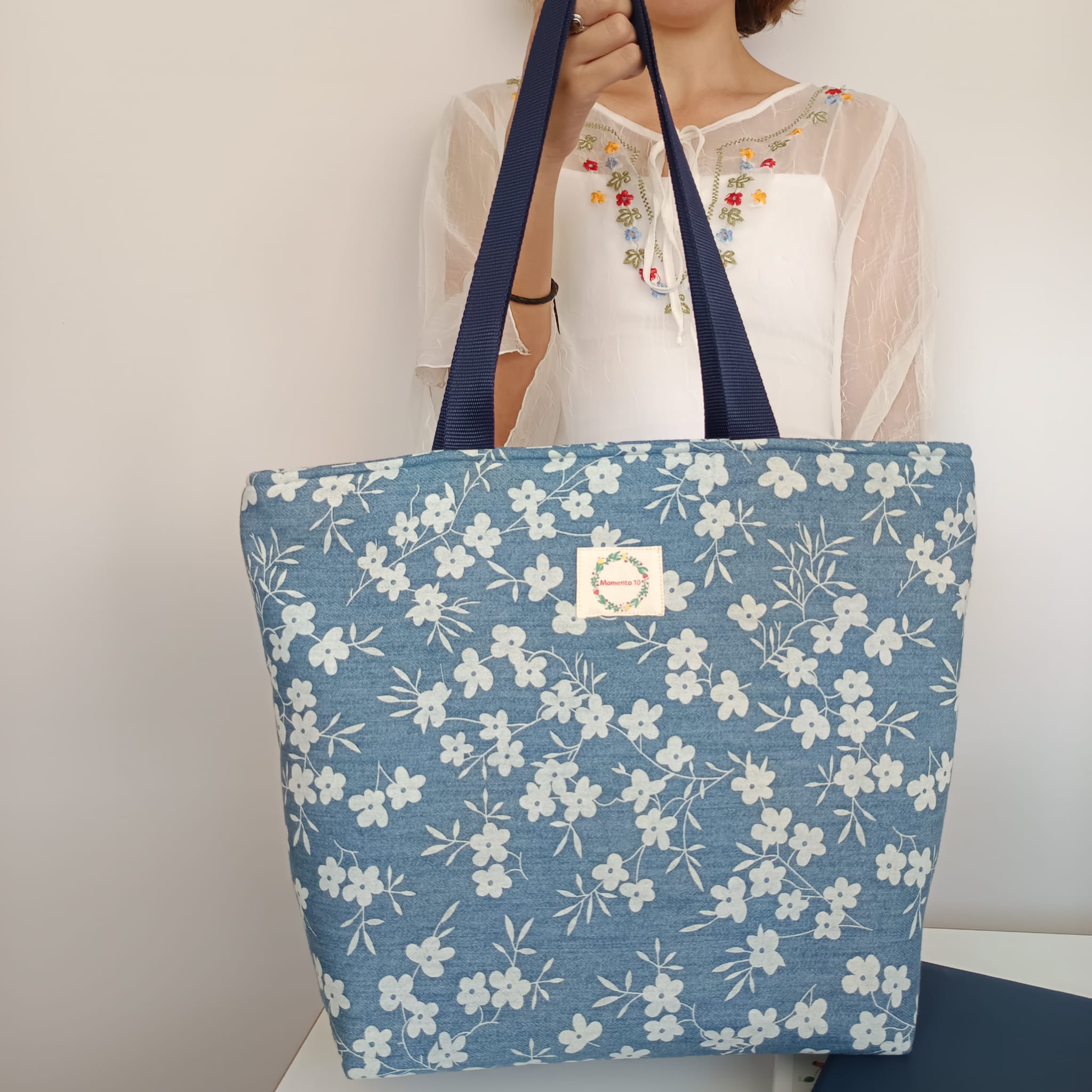 Tote azul vaquera con estampado de flores y cremallera