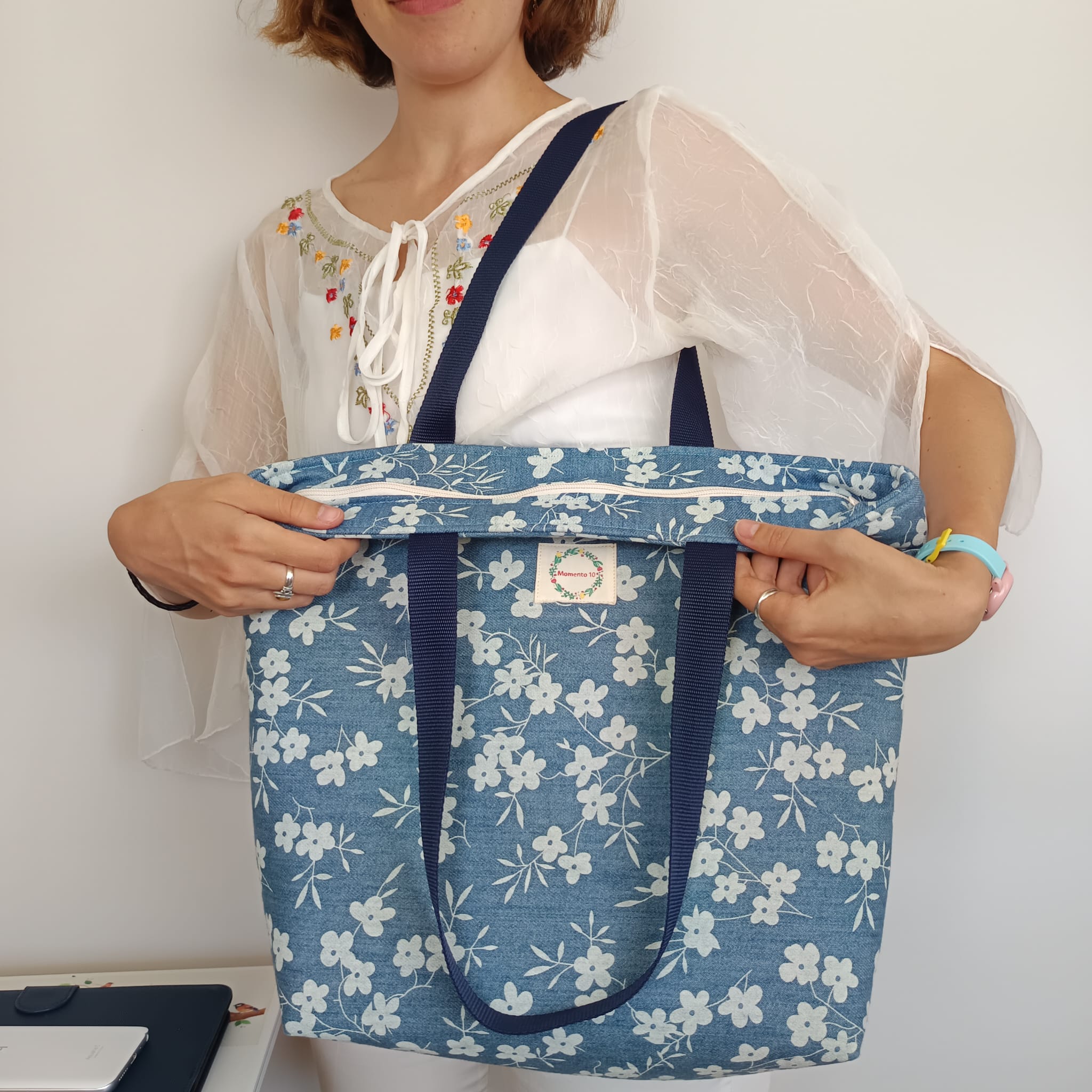 Tote azul vaquera con estampado de flores y cremallera - Imagen 4