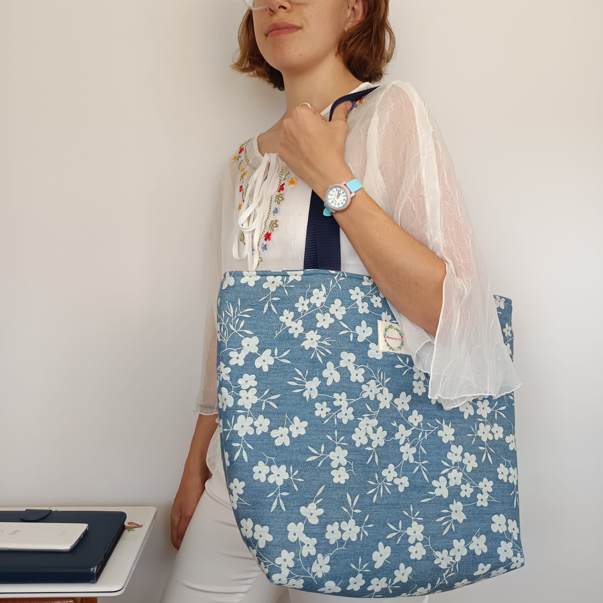 Tote azul vaquera con estampado de flores y cremallera - Imagen 5