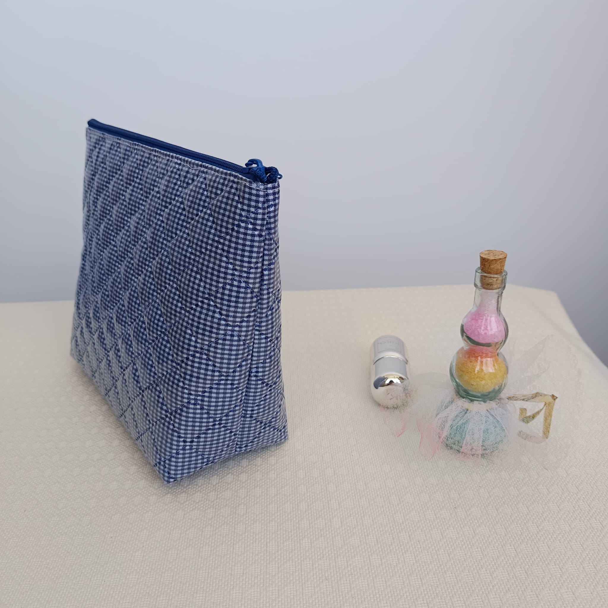 Neceser guateado impermeable azul marino con cuadros Vichy - Imagen 4