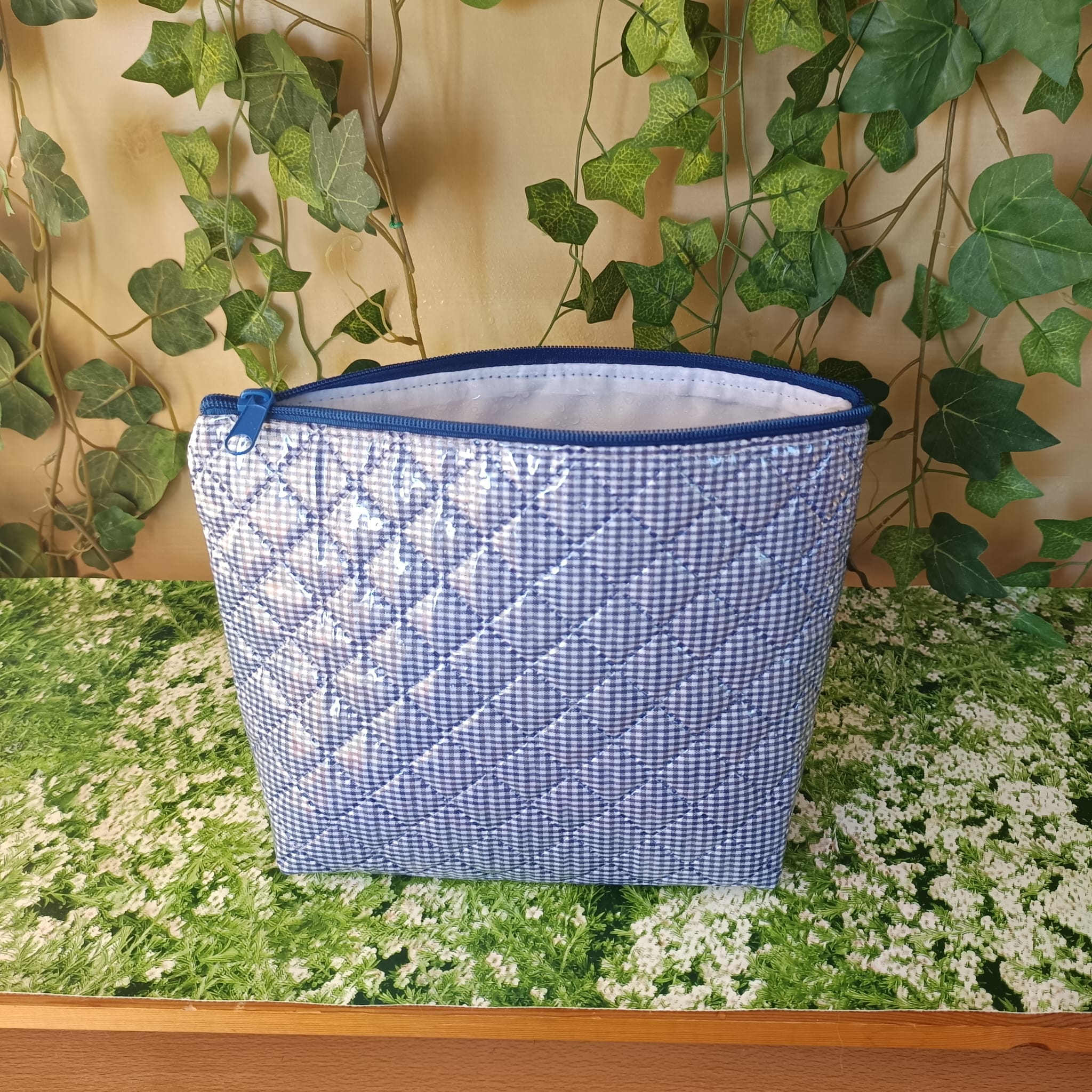 Neceser guateado impermeable azul marino con cuadros Vichy - Imagen 3