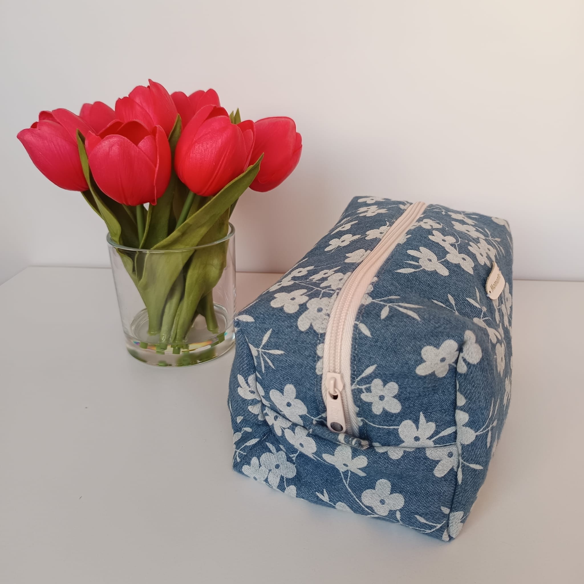 Neceser de tela vaquera azul con estampado de flores - Imagen 4