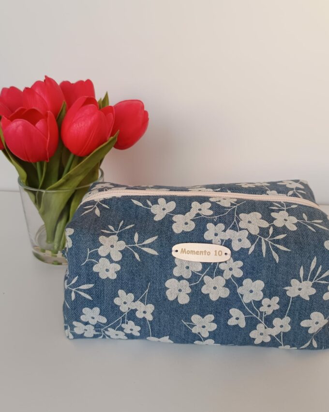 Neceser de tela vaquera azul con estampado de flores