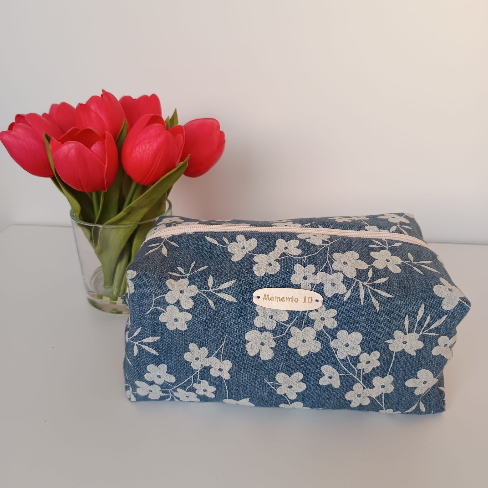 Neceser de tela vaquera azul con estampado de flores