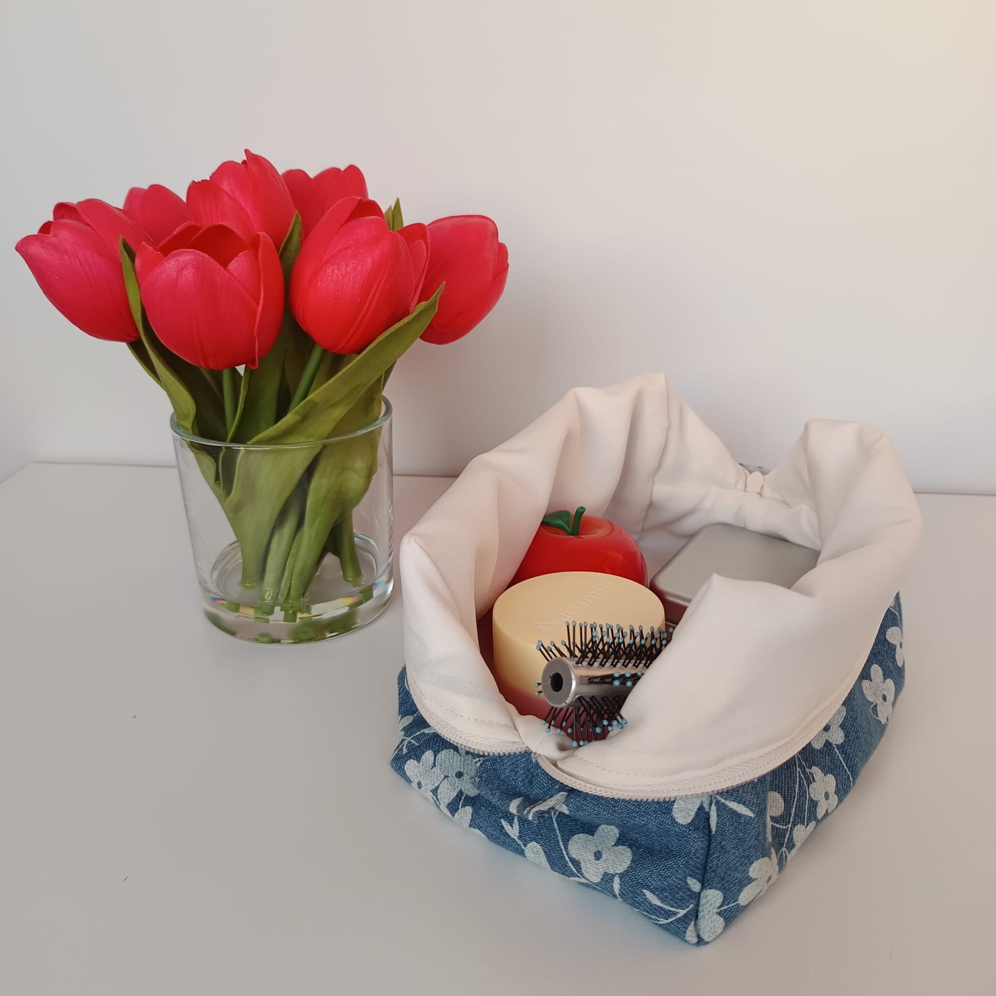 Neceser de tela vaquera azul con estampado de flores - Imagen 3