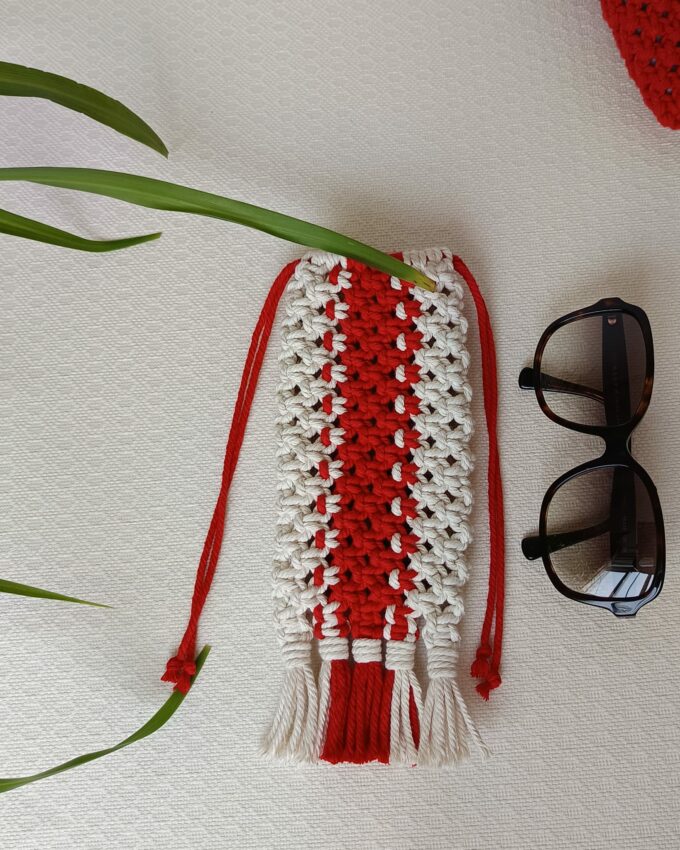 Funda de gafas de macramé beige y roja con flecos