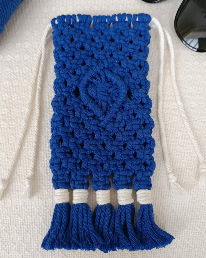 Funda de gafas de macramé azul con rombo central y flecos