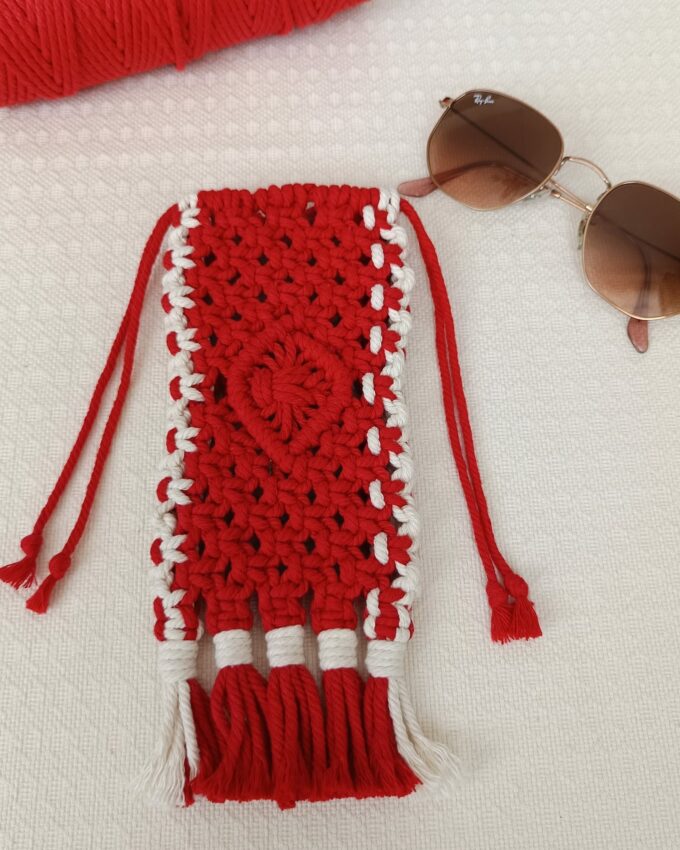 Funda de gafas de macramé roja y beige con flecos