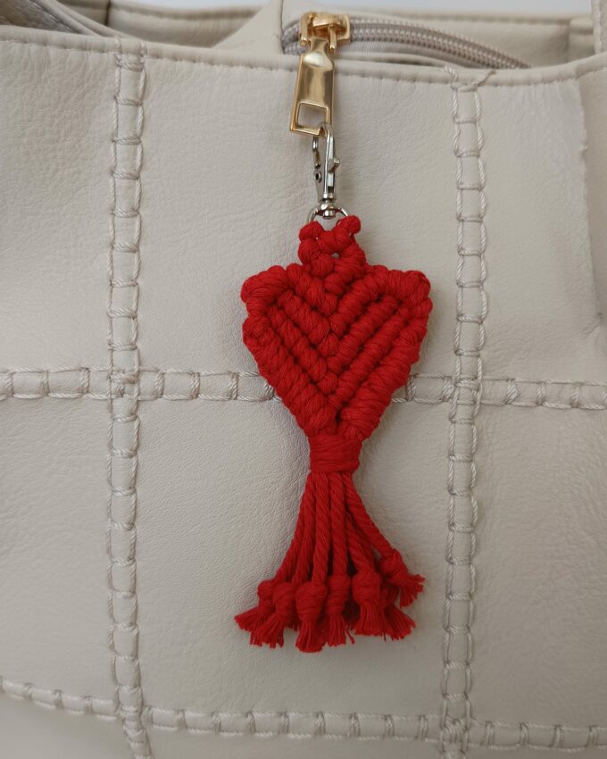 Llaveros de macramé con forma de corazón de varios colores