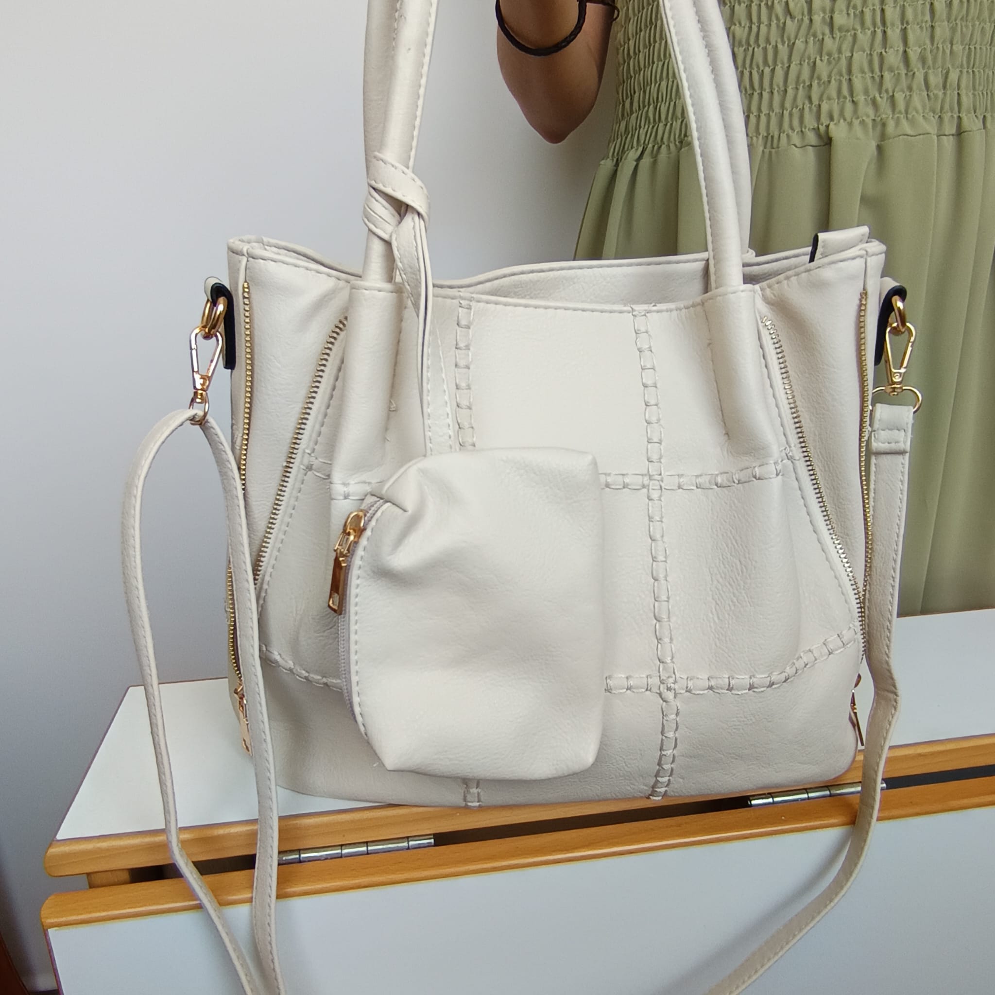Bolso de cuero sintético grande de color beige con bolsito extraíble - Imagen 5