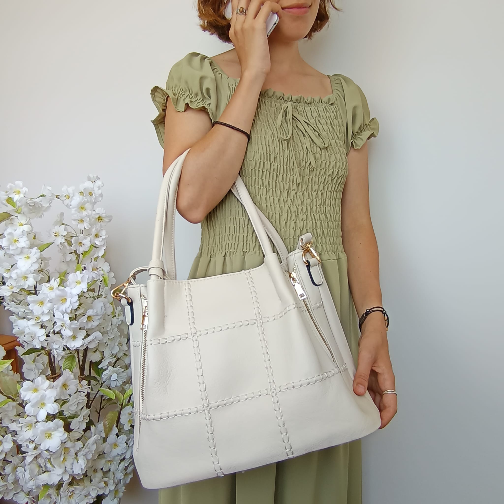Bolso de cuero sintético grande de color beige con bolsito extraíble - Imagen 4