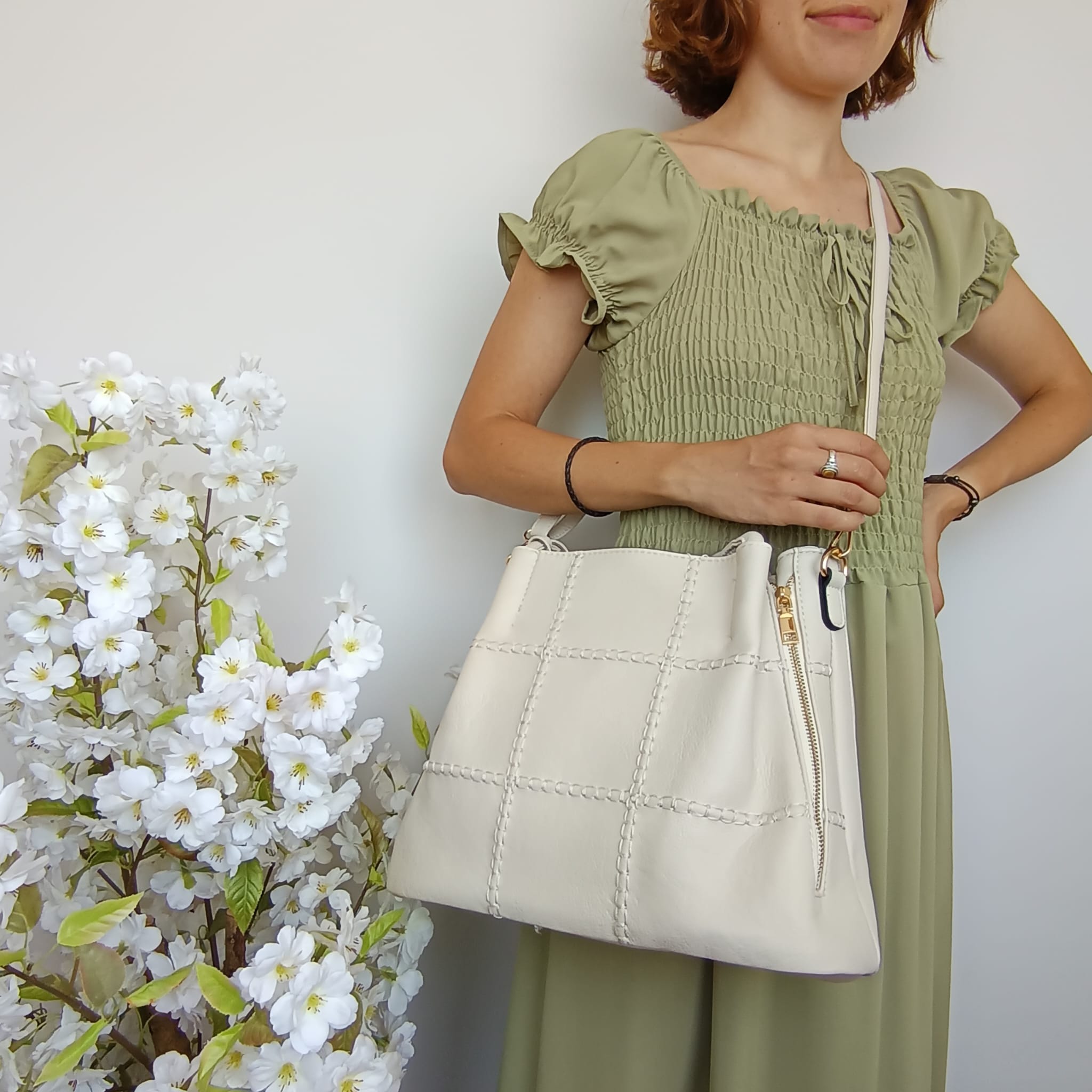 Bolso de cuero sintético grande de color beige con bolsito extraíble - Imagen 7