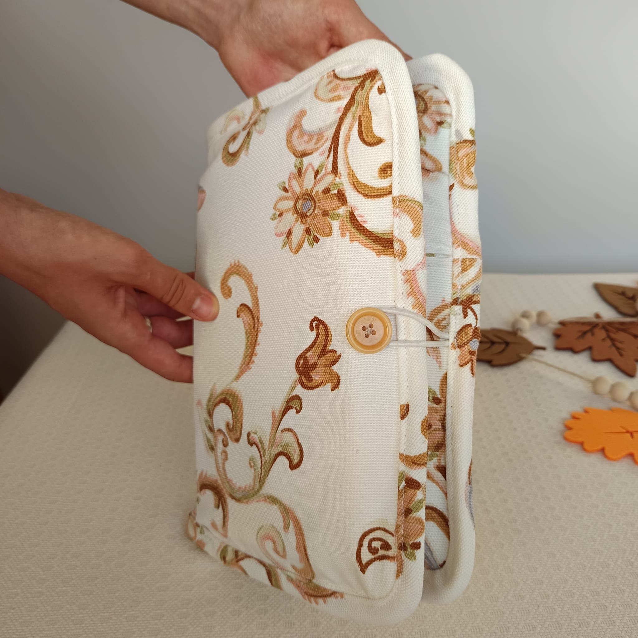 Portalibros de tela estampada beige con nueve compartimentos - Imagen 3