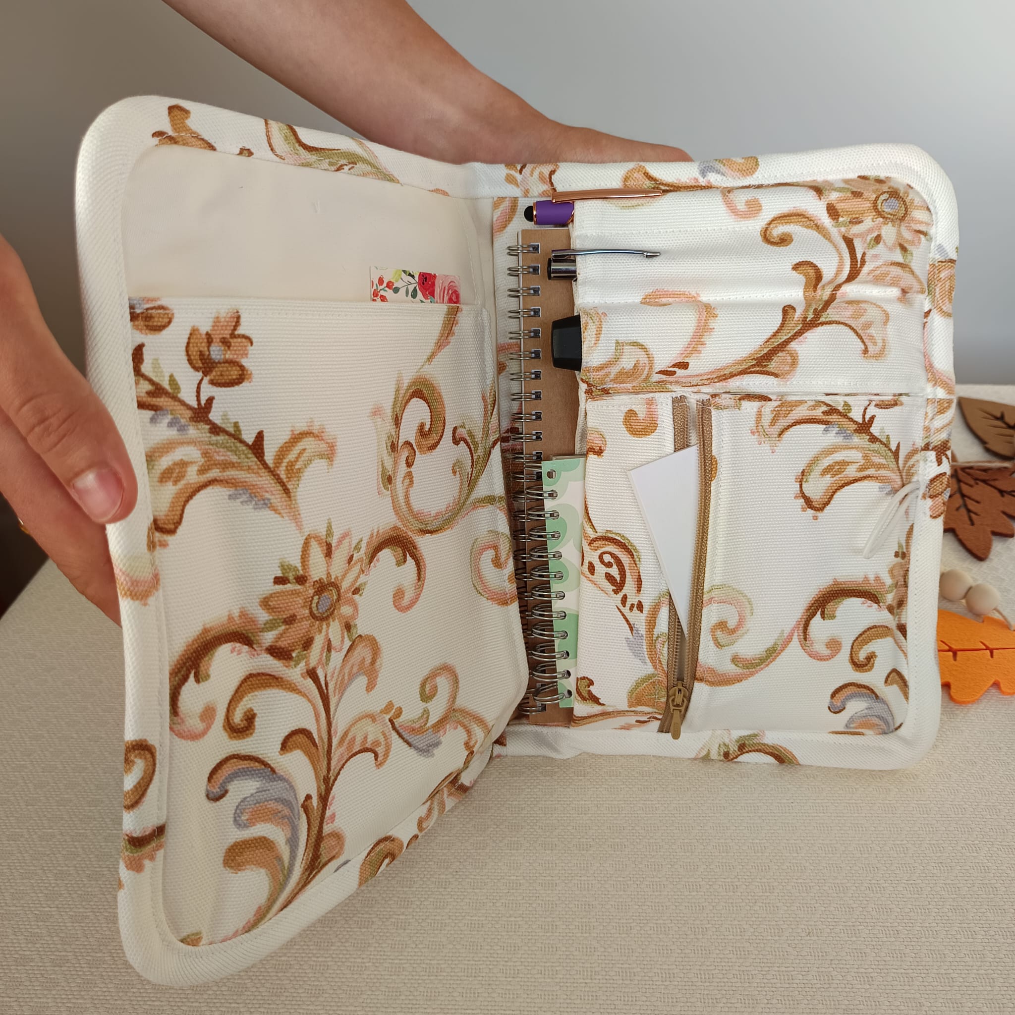 Portalibros de tela estampada beige con nueve compartimentos - Imagen 4