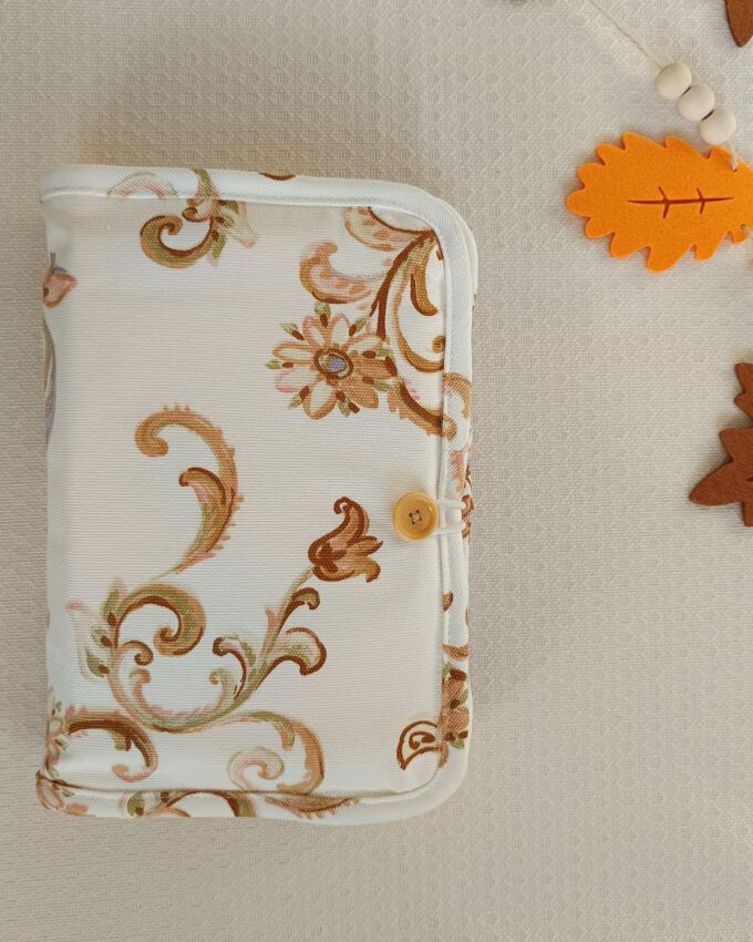 Portalibros de tela estampada beige con nueve compartimentos