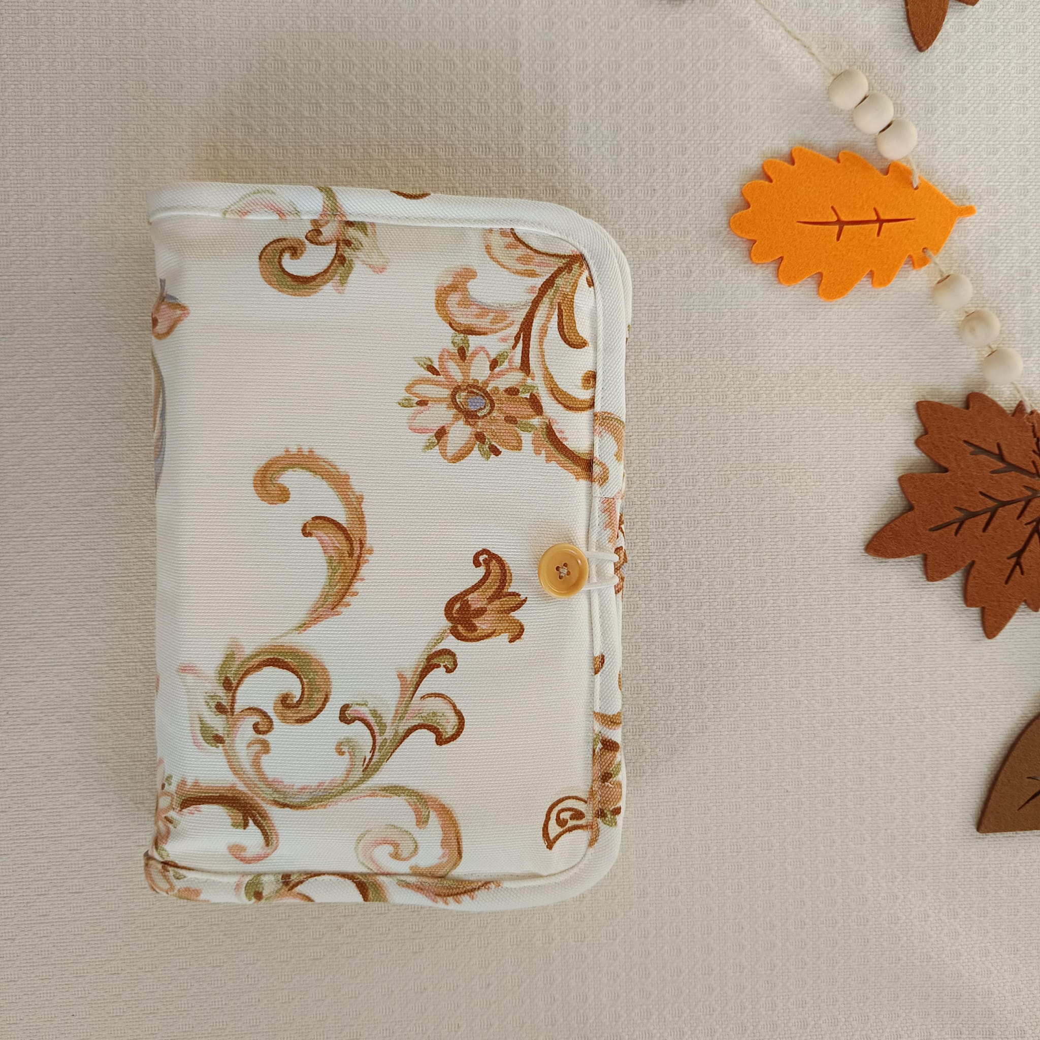 Portalibros de tela estampada beige con nueve compartimentos