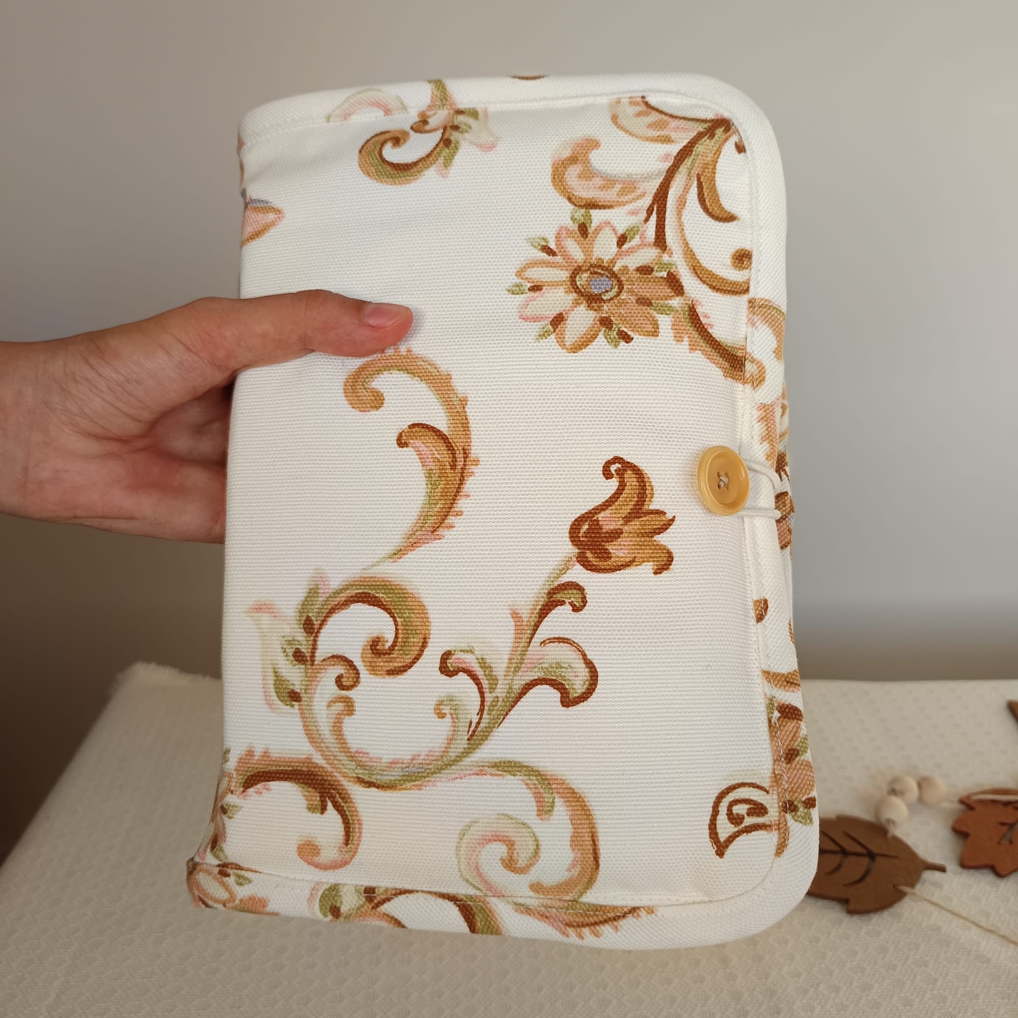 Portalibros de tela estampada beige con nueve compartimentos - Imagen 5